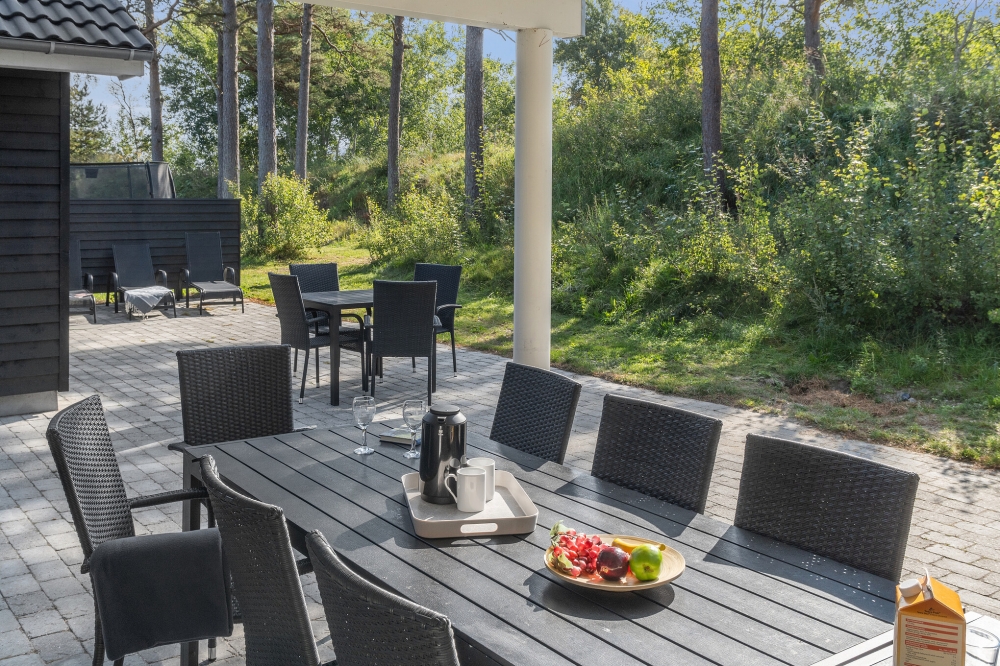 På terrassen i sommerhus nr. 517 er der plads til 18 personer.