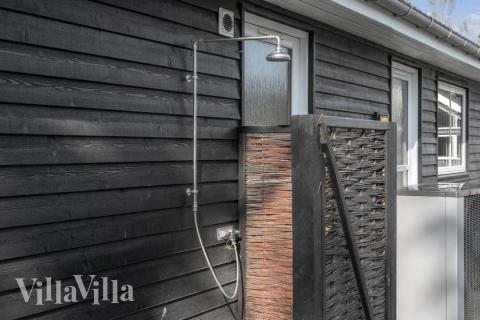 I det attraktive aktivitesrum i luksushus nr. 517 i Lolland/Falster/Møn  er der masser af udendørs aktiviteter, f.eks. legetårn og gynge