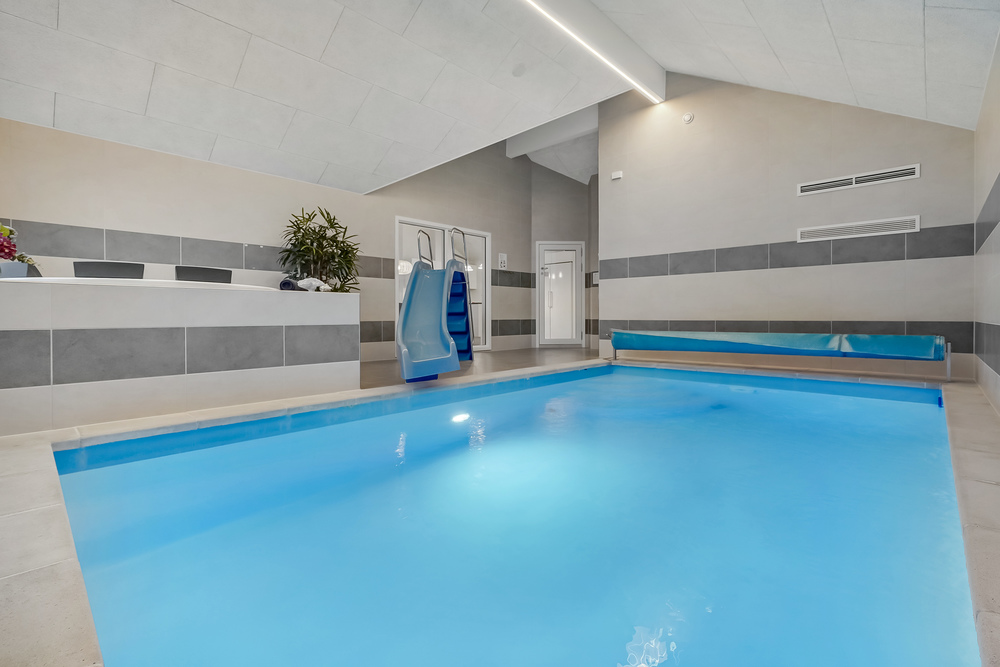 Sommerhus 507 er indrettet med en lækker poolafdeling med vandrutsjebane, dejlig stor indbygget spabad og sauna