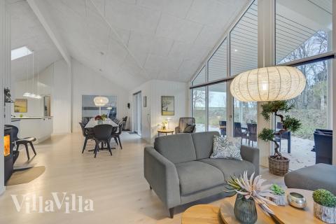 Sofaen i luksushus 507 i Lolland/Falster/Møn indbyder til brætspil eller at se en film sammen.