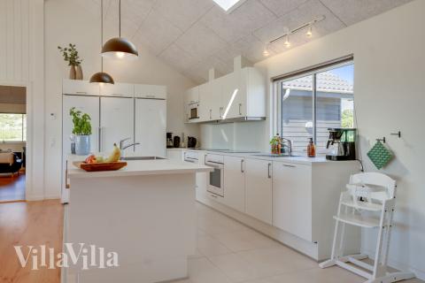 Køkkenet i luksushus nr. 493 er udstyrret, så I let kan lave mad til 24 personer.