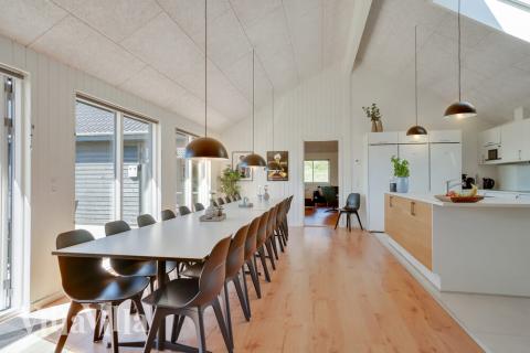 Det store lyse opholdrum i luksushus nr. 493 til 24.