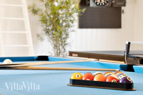 Luksushus 493 til 24 personer byder på et stort aktivitetsrum med bl.a. billard og dart