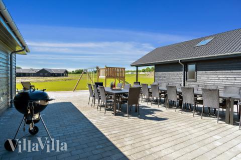 Luksushus nr. 493 har en dejlig terrasse med gode havemøbler til 24 personer.