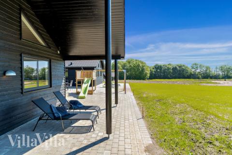 Nyd en grillaften på terrassen i luksushus nr. 493 i Sydjylland