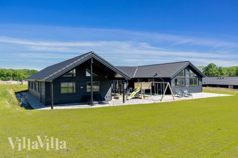 Dette skønne poolhus nr. 493 med plads til 24 personer ligger i Sydjylland