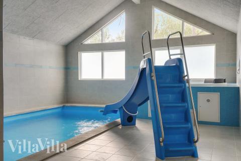 Sommerhus 506 er indrettet med en lækker poolafdeling med vandrutsjebane, dejlig stor indbygget spabad og sauna