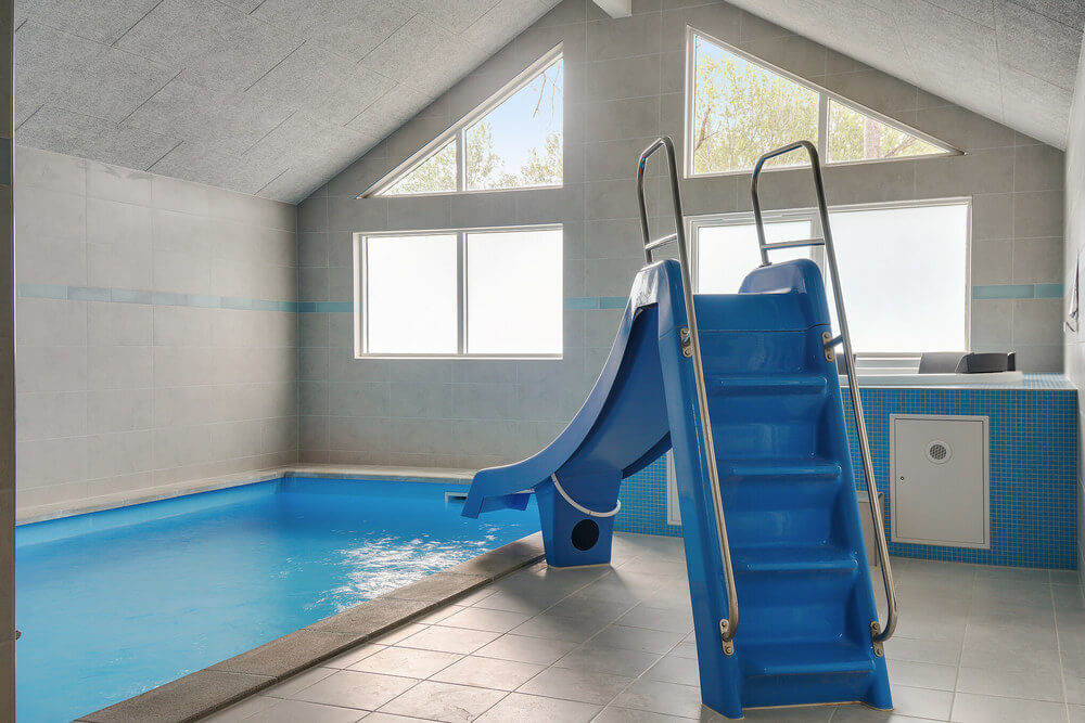 Sommerhus 506 er indrettet med en lækker poolafdeling med vandrutsjebane, dejlig stor indbygget spabad og sauna