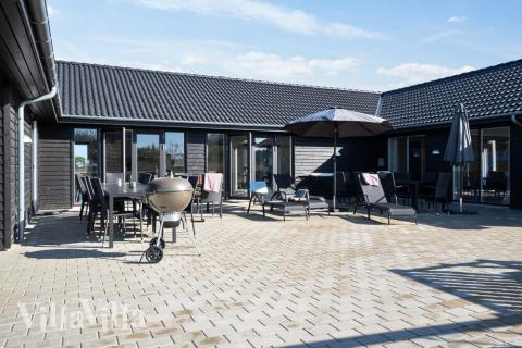Nyd en grillaften på terrassen i luksushus nr. 497 i Sydjylland