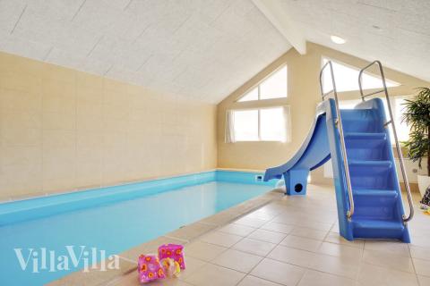 Sommerhus 497 er indrettet med en lækker poolafdeling med vandrutsjebane, dejlig stor indbygget spabad og sauna
