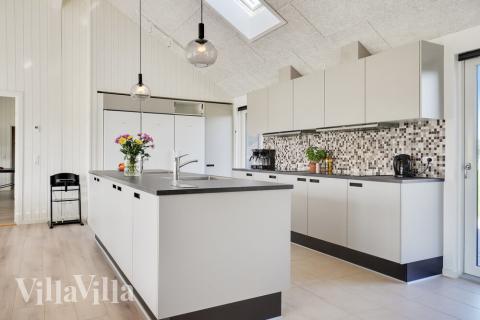 Køkkenet i luksushus nr. 497 er udstyrret, så I let kan lave mad til 26 personer.