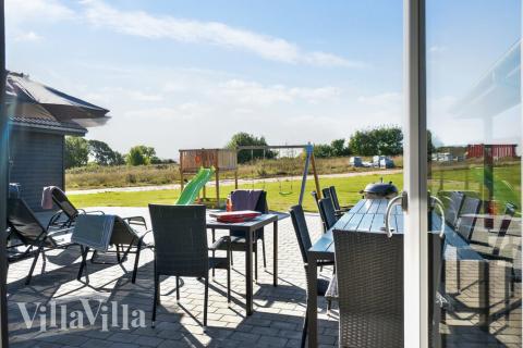 På terrassen i sommerhus nr. 497 er der plads til 26 personer.