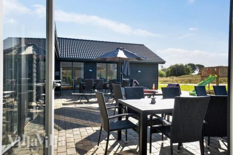 Luksushus nr. 497 har en dejlig terrasse med gode havemøbler til 26 personer.