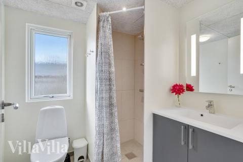 Der er bad med brus i luksushus nr. 522 til 14 personer.