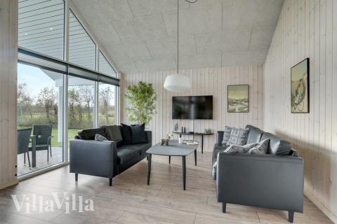 Sofaen i luksushus 522 i Lolland/Falster/Møn indbyder til brætspil eller at se en film sammen.