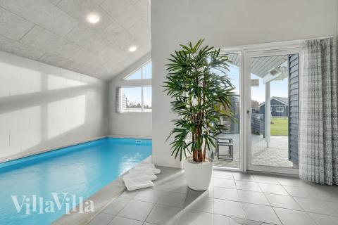 Sommerhus 522 er indrettet med en lækker poolafdeling med vandrutsjebane, dejlig stor indbygget spabad og sauna