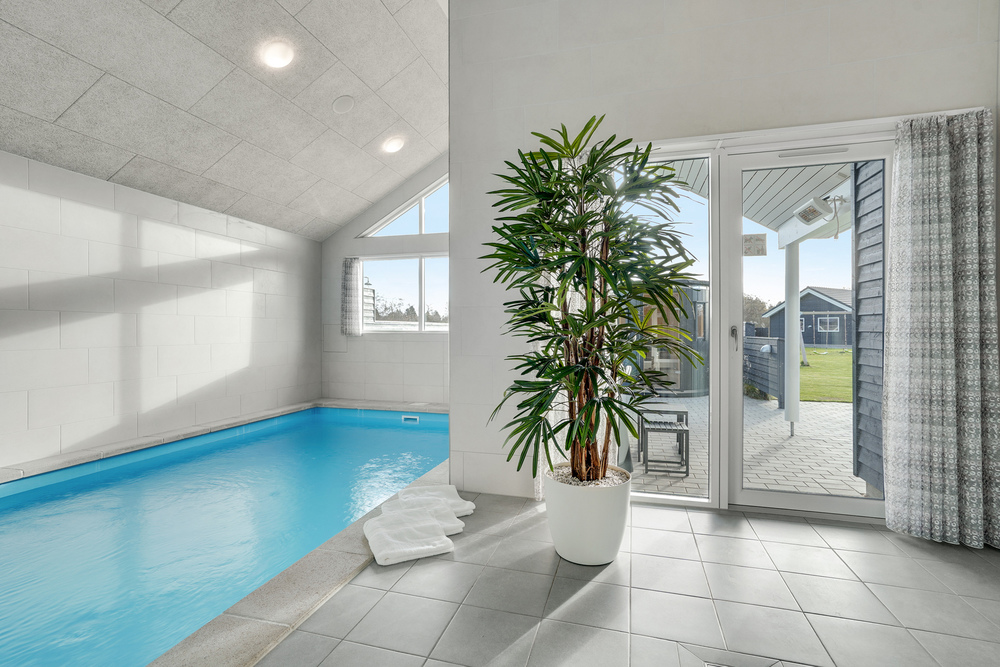 Sommerhus 522 er indrettet med en lækker poolafdeling med vandrutsjebane, dejlig stor indbygget spabad og sauna