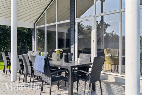 Nyd en grillaften på terrassen i luksushus nr. 522 i Lolland/Falster/Møn
