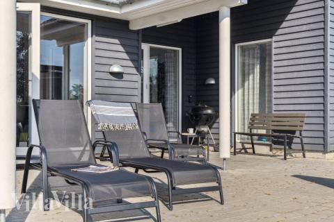 På terrassen i sommerhus nr. 522 er der plads til 14 personer.