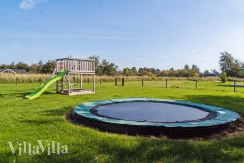 I det attraktive aktivitesrum i luksushus nr. 522 i Lolland/Falster/Møn  er der masser af udendørs aktiviteter, f.eks. legetårn og gynge