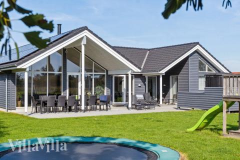 Luksushus nr. 522 har en dejlig terrasse med gode havemøbler til 14 personer.