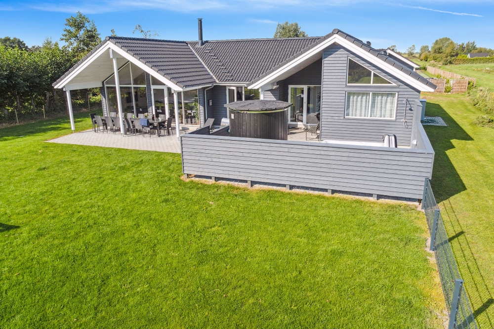 Dette skønne poolhus nr. 522 med plads til 14 personer ligger i Lolland/Falster/Møn