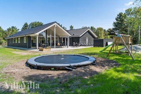 Dette skønne poolhus nr. 498 med plads til 18 personer ligger i Vestjylland