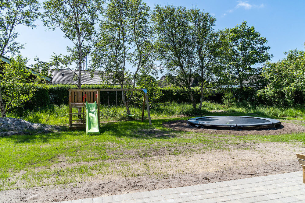 I det attraktive aktivitesrum i luksushus nr. 498 i Vestjylland  er der masser af udendørs aktiviteter, f.eks. legetårn og gynge