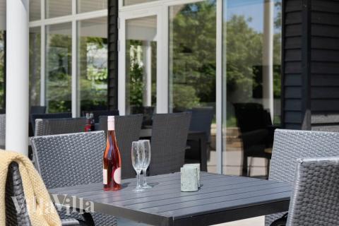 Stor terrasse ved luksushus nr. 498 i Vestjylland.