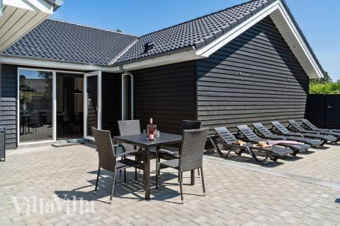 Nyd en grillaften på terrassen i luksushus nr. 498 i Vestjylland
