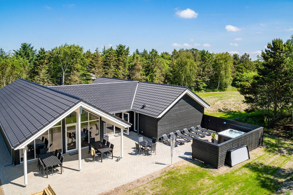 Luksushus nr. 498 har en dejlig terrasse med gode havemøbler til 18 personer.