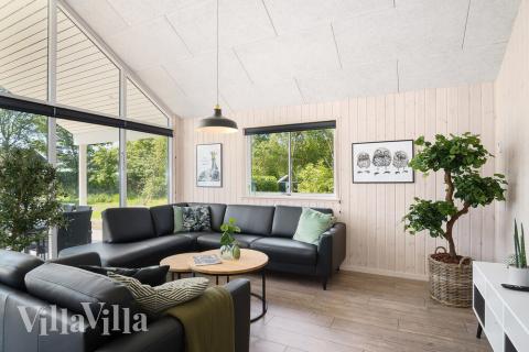 Der er mulighed for hygge i sommerhusets sofaarrangement, når I besøger luksushus nr. 498