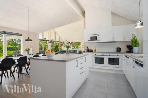 Køkkenet i luksushus nr. 498 er udstyrret, så I let kan lave mad til 18 personer.