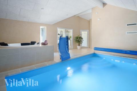 Sommerhus 498 er indrettet med en lækker poolafdeling med vandrutsjebane, dejlig stor indbygget spabad og sauna