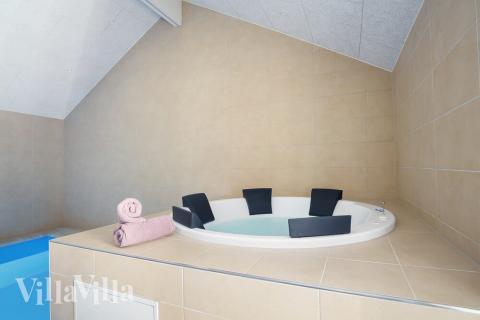 Nyd varmen i spaen i luksushus nr. 498 i Vestjylland