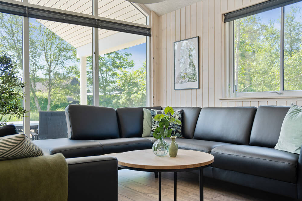 Sofaen i luksushus 498 i Vestjylland indbyder til brætspil eller at se en film sammen.