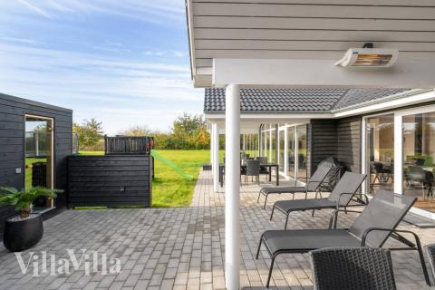 Luksushus nr. 521 har en dejlig terrasse med gode havemøbler til 16 personer.