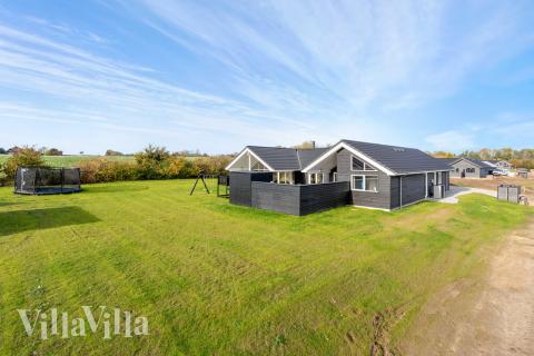 Dette skønne poolhus nr. 521 med plads til 16 personer ligger i Sydjylland