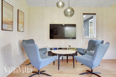 Der er mulighed for hygge i sommerhusets sofaarrangement, når I besøger luksushus nr. 521