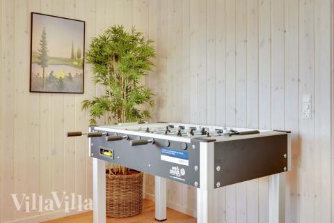 Aktivitetsrum i luksushus nr. 521 med 6 soveværelser og plads til 16 personer.