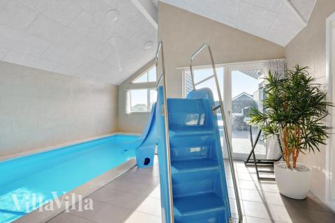 Sommerhus 521 er indrettet med en lækker poolafdeling med vandrutsjebane, dejlig stor indbygget spabad og sauna