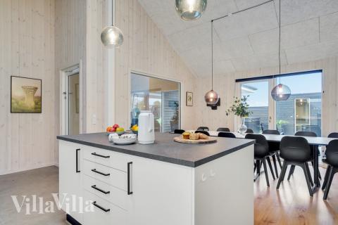 Køkkenet i luksushus nr. 521 er udstyrret, så I let kan lave mad til 16 personer.