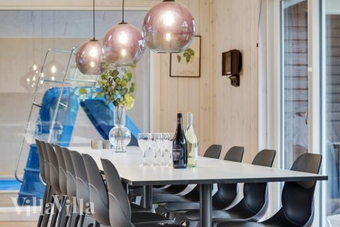 I kan sagtens side 16 personer sammen i sommerhusets opholdsrum, når I besøger luksushus 521 i Sydjylland.