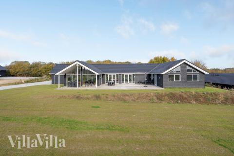 Dette skønne poolhus nr. 496 med plads til 26 personer ligger i Sydjylland