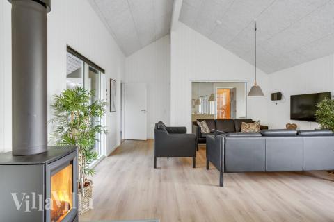 Der er mulighed for hygge i sommerhusets sofaarrangement, når I besøger luksushus nr. 496