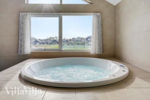 Nyd varmen i spaen i luksushus nr. 496 i Sydjylland