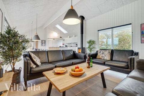 Sofaen i luksushus 496 i Sydjylland indbyder til brætspil eller at se en film sammen.