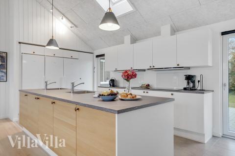 Køkkenet i luksushus nr. 496 er udstyrret, så I let kan lave mad til 26 personer.