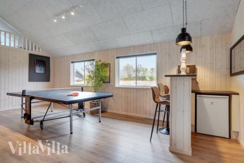 Dyst i sommerhusets aktivitetsrum, når I besøger luksushus nr. 508 i Sydjylland.