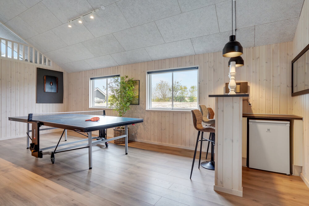 Dyst i sommerhusets aktivitetsrum, når I besøger luksushus nr. 508 i Sydjylland.